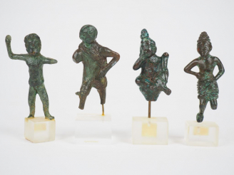 Vente aux enchères Quatre statuettes antiques en bronze. Origines et époques différentes 