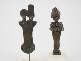 Vente aux enchères Deux statuettes en bronze dans le goût de l’Anatolie et de l’Egypte an