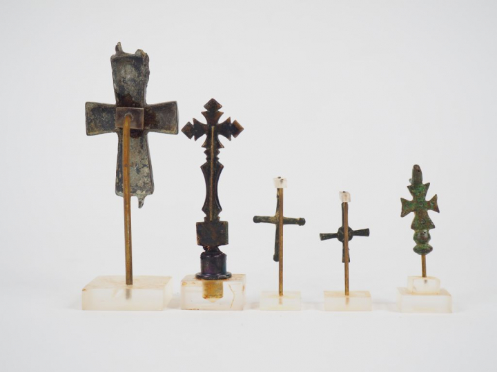 Cinq croix en bronze dont une partie de reliquaire pectoral avec chris