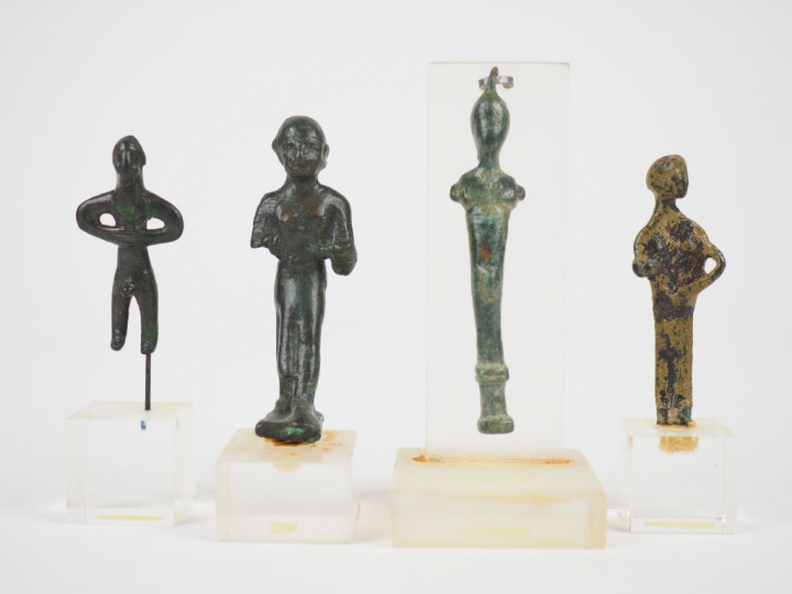 Quatre statuettes antiques en bronze (dont bronze étrusque). H. : 4 cm