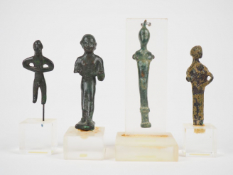 Vente aux enchères Quatre statuettes antiques en bronze (dont bronze étrusque). H. : 4 cm