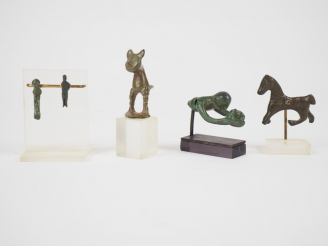 Vente aux enchères Lot de cinq objets anthropomorphes et zoomorphes en bronze. Période an