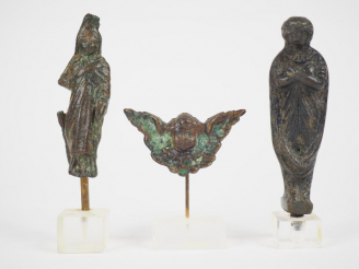 Vente aux enchères Lot de trois statuettes en bronze dont une femme romaine (manques). Pé