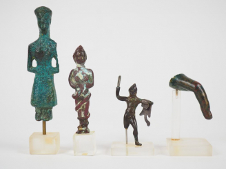 Vente aux enchères Lot de trois statuettes et un doigt en bronze dont un Hercule et un cu