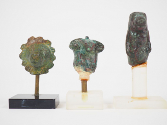 Vente aux enchères Lot de sept objets antiques en bronze dont une statuette fragmentaire 