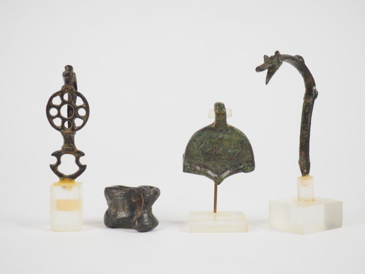 Lot de sept objets antiques en bronze dont une statuette fragmentaire 