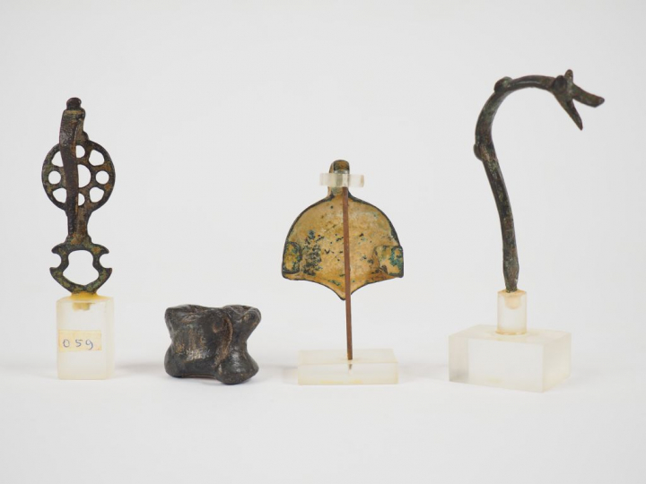 Lot de sept objets antiques en bronze dont une statuette fragmentaire 