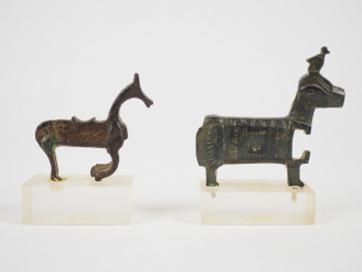Vente aux enchères Deux chevaux en bronze du début du Moyen Age Dim. : 4 x 4.5 cm + 5 x 5