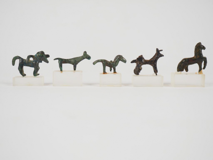 Cinq chevaux en bronze. Orient ancien et période romaine.