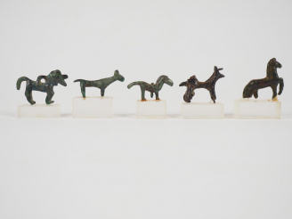 Vente aux enchères Cinq chevaux en bronze. Orient ancien et période romaine.