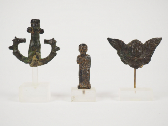 Vente aux enchères Lot de 9 statuettes en bronze dont idoles du Luristan, amulette égypti