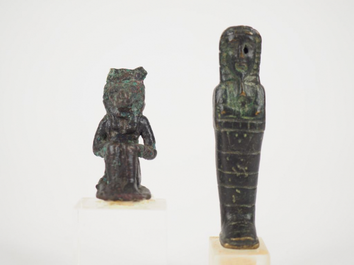 Lot de 9 statuettes en bronze dont idoles du Luristan, amulette égypti