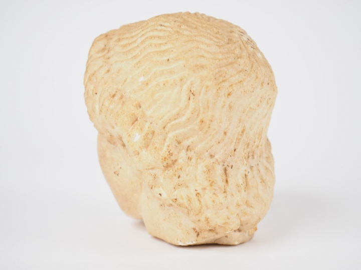 Tête d’homme en pierre. Antiquité tardive ? Marbre ?  Dim. : 12 x 11 c