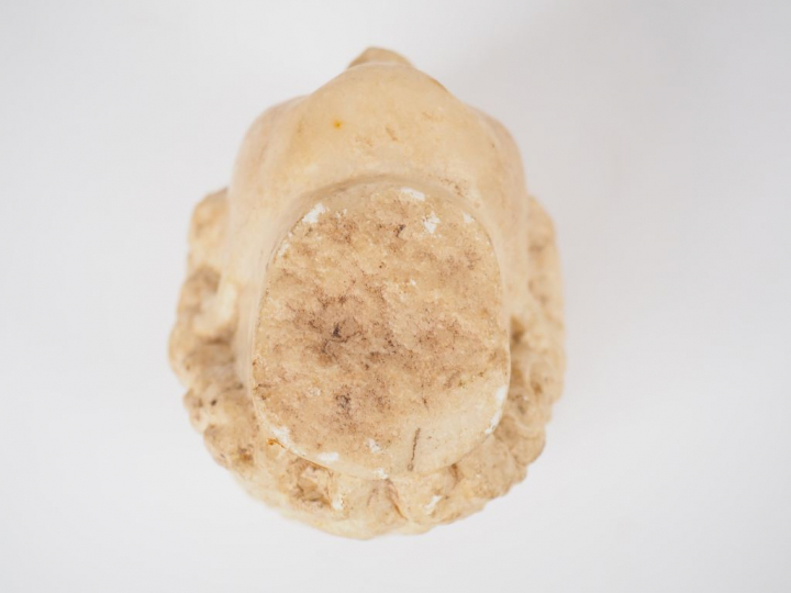 Tête d’homme en pierre. Antiquité tardive ? Marbre ?  Dim. : 12 x 11 c