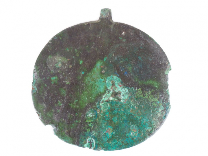 Miroir antique en bronze. Egypte (?). Dim. : 19 x 18.5 cm.