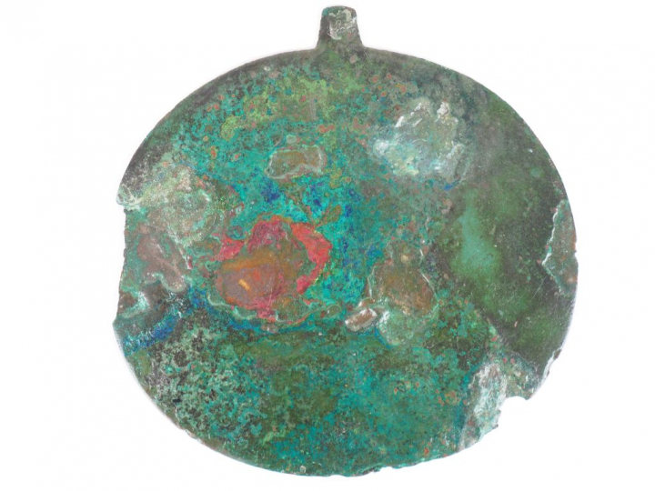 Miroir antique en bronze. Egypte (?). Dim. : 19 x 18.5 cm.