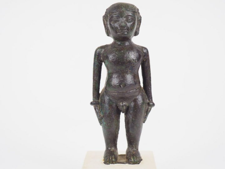 Statuette en bronze d’une personne nue. Inde ancienne. H. : 15 cm.