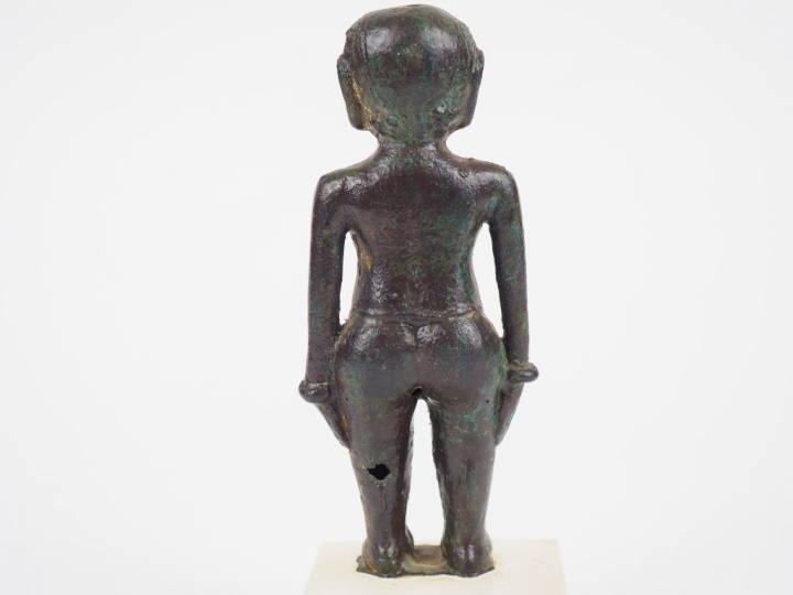 Statuette en bronze d’une personne nue. Inde ancienne. H. : 15 cm.