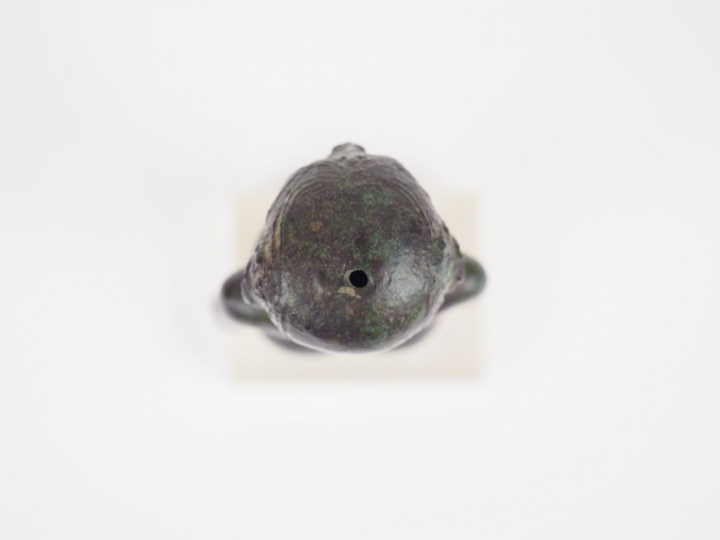 Statuette en bronze d’une personne nue. Inde ancienne. H. : 15 cm.