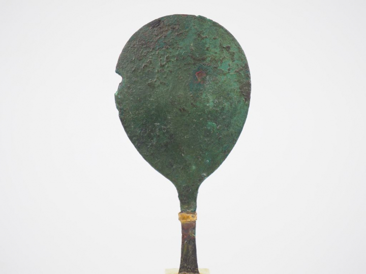 Miroir antique en bronze. Egypte (?). Dim. : 18 x 9.5 cm.