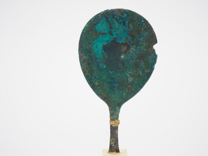 Miroir antique en bronze. Egypte (?). Dim. : 18 x 9.5 cm.