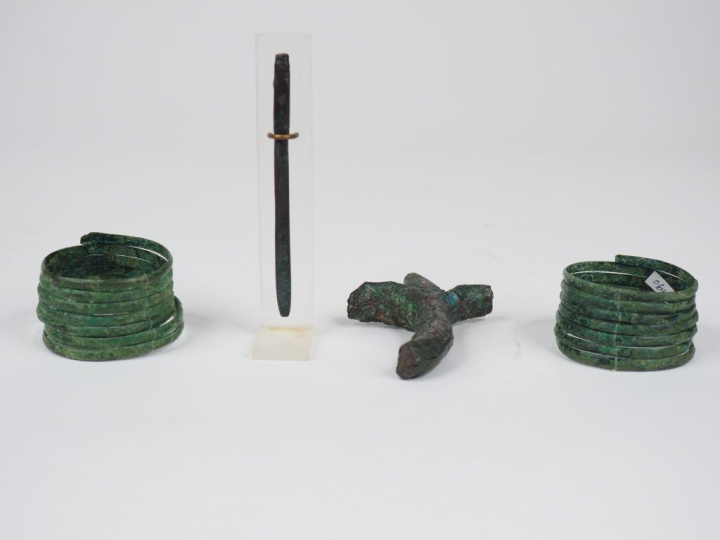 Lot d’objets antiques en bronze dont deux bracelets en spirale de l’Ag