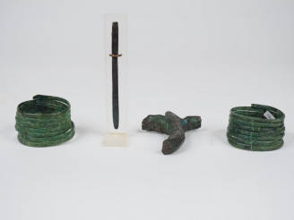 Vente aux enchères Lot d’objets antiques en bronze dont deux bracelets en spirale de l’Ag