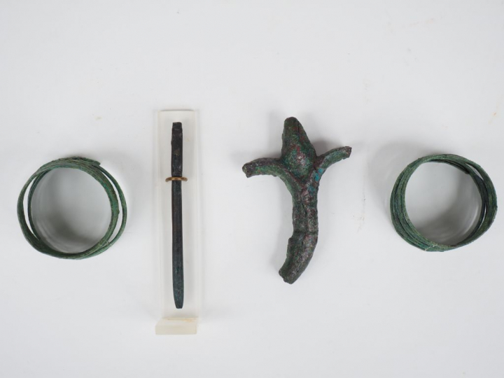 Lot d’objets antiques en bronze dont deux bracelets en spirale de l’Ag