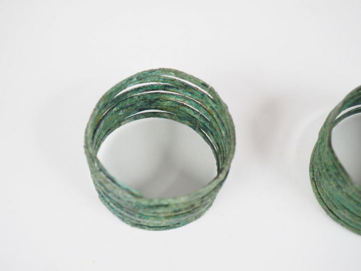 Lot d’objets antiques en bronze dont deux bracelets en spirale de l’Ag