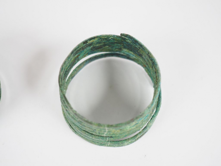 Lot d’objets antiques en bronze dont deux bracelets en spirale de l’Ag