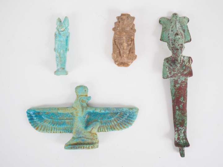 Lot de six objets égyptiens en bronze, fritte et terre cuite (Osiris, 