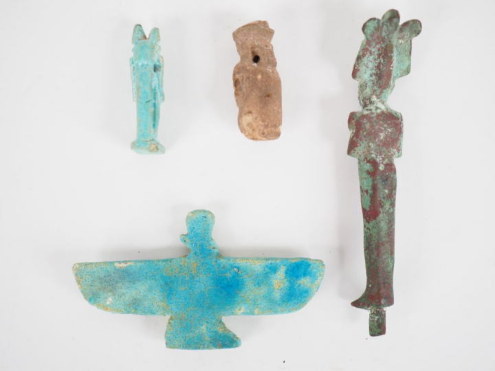 Lot de six objets égyptiens en bronze, fritte et terre cuite (Osiris, 