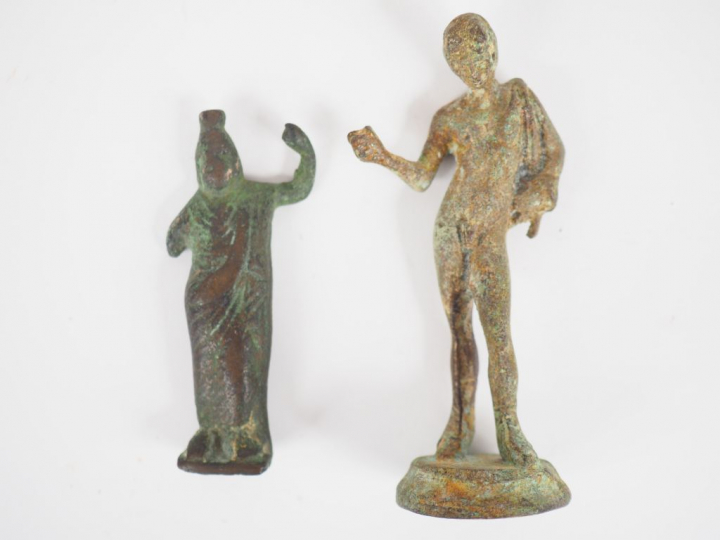 Lot d’objets en terre cuite et en bronze dans le goût de l’antique. Di