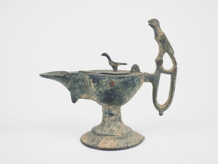 Lot d’objets en terre cuite et en bronze dans le goût de l’antique. Di