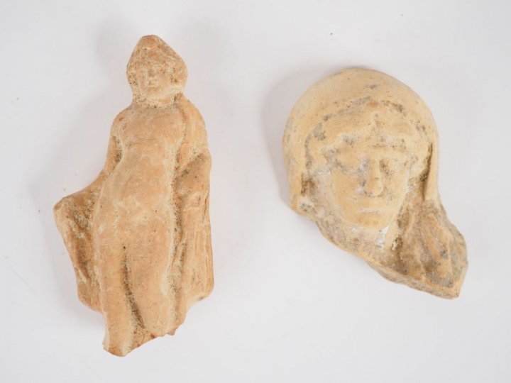 Deux figurines hellénistiques en terre cuite. Manques. H. : 10 cm et 8