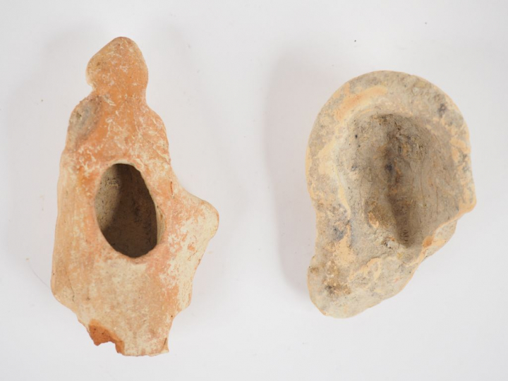 Deux figurines hellénistiques en terre cuite. Manques. H. : 10 cm et 8