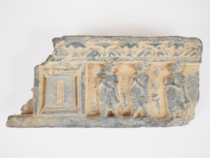 Bas-relief en schiste du Gandhara. Frise avec trois personnages et un 