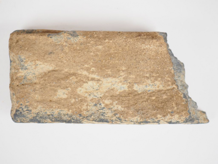 Bas-relief en schiste du Gandhara. Frise avec trois personnages et un 