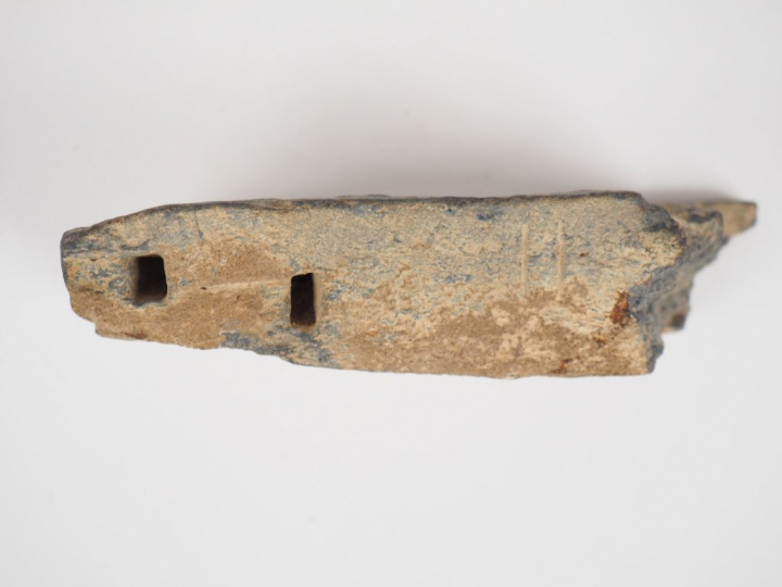 Bas-relief en schiste du Gandhara. Frise avec trois personnages et un 