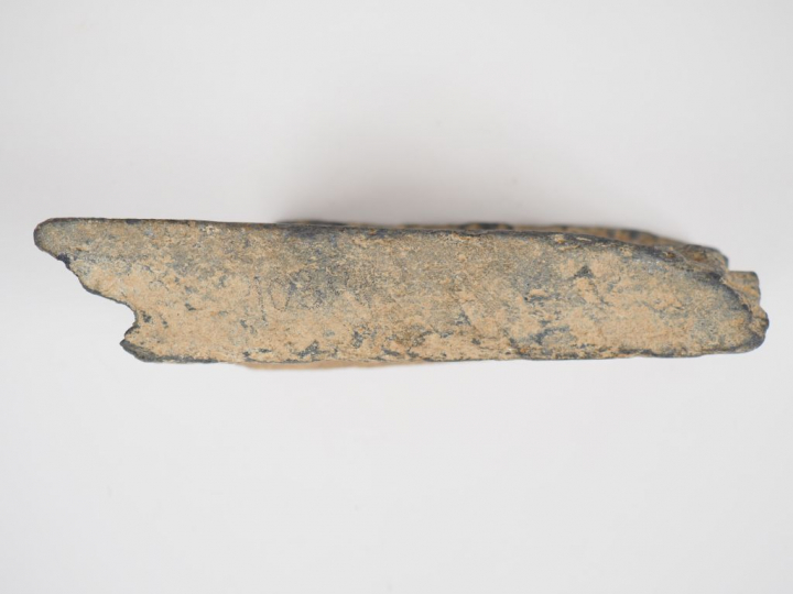 Bas-relief en schiste du Gandhara. Frise avec trois personnages et un 