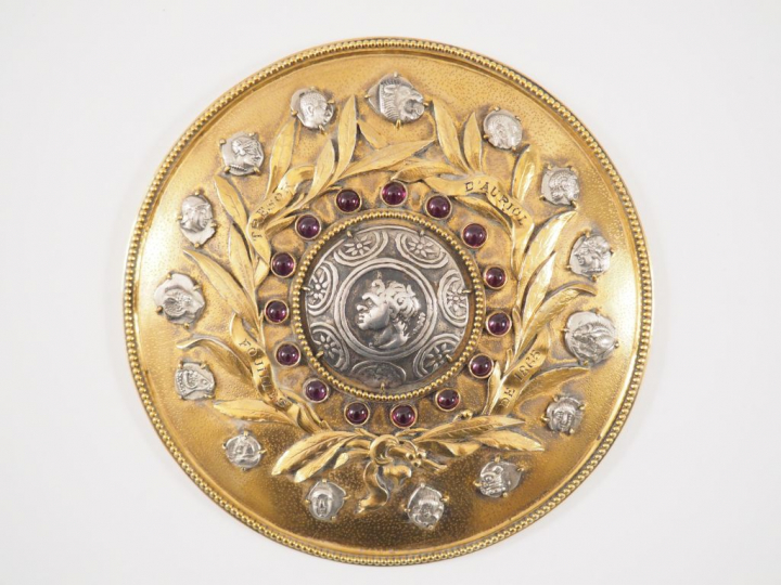 15 monnaies provenant du Trésor d’Auriol, présentées sur un médaillon