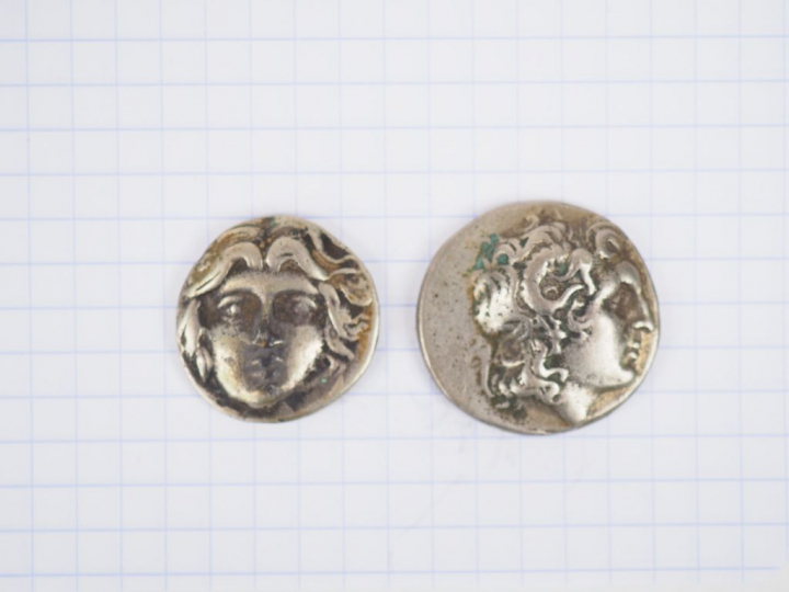 Deux monnaies en argent (reproductions ?) dont Thrace. Tétradrachme d’