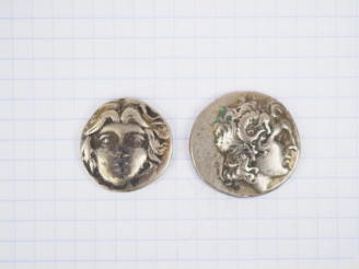 Vente aux enchères Deux monnaies en argent (reproductions ?) dont Thrace. Tétradrachme d’