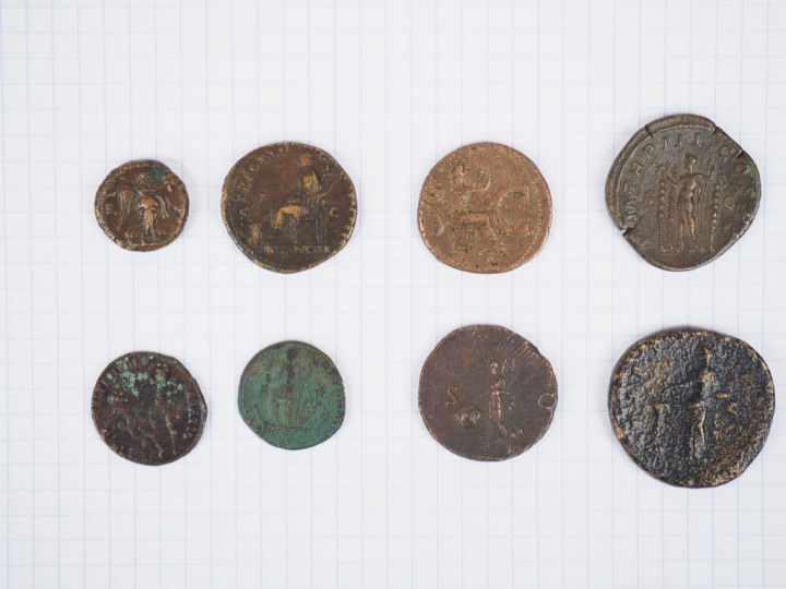 Lot de 8 monnaies romaines dont as de Tibère (consécration d’Auguste) 