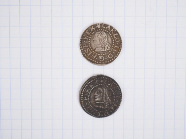 Lot de 2 monnaies:  Barcelone. Charles II d’Espagne. 1 real. Argent. 1