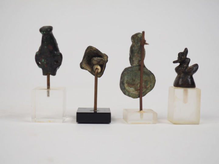 Lot de trois têtes antiques en bronze et d’un poids birman ou thaï. H.