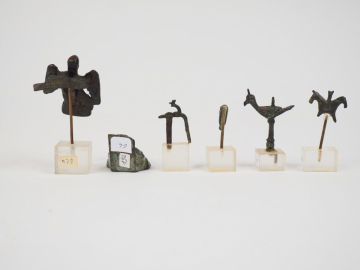 Six petits bronzes zoomorphes antiques et/ou médiévaux. H. : 3.2 cm, 2