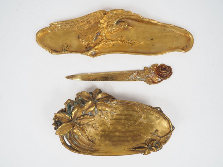 A. MARIONNET Deux vides poches Art Nouveau en bronze.  Signés. 30 x 8 