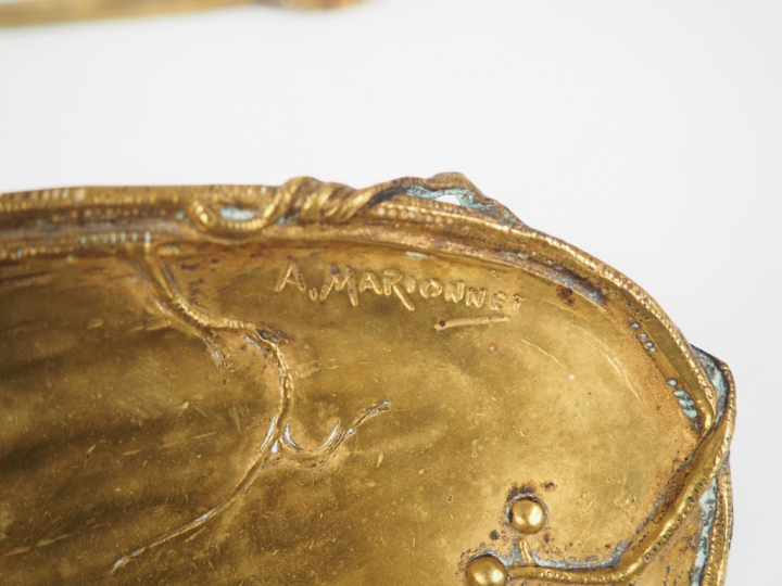 A. MARIONNET Deux vides poches Art Nouveau en bronze.  Signés. 30 x 8 