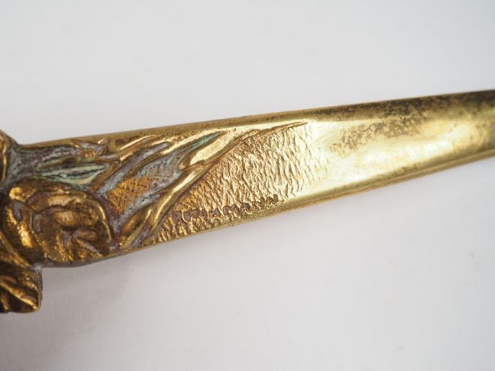 A. MARIONNET Deux vides poches Art Nouveau en bronze.  Signés. 30 x 8 